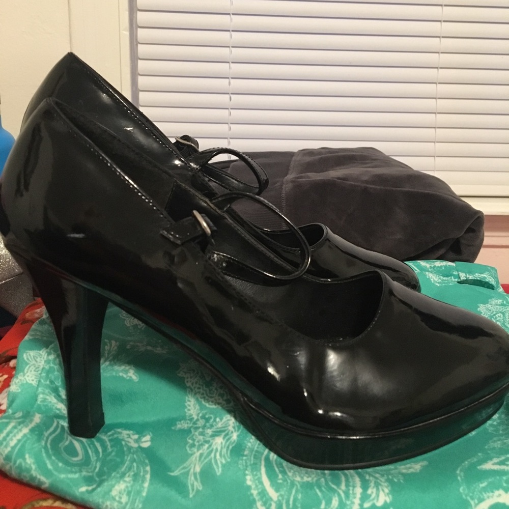 Shiny Black Pumps